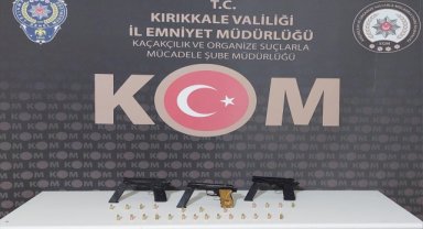 Kırıkkale'de hafif ticari araca gizlenmiş ruhsatsız 3 tabanca bulundu