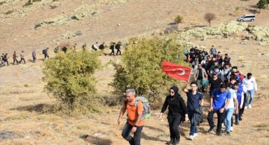 Kırşehir'de 100 gönüllü Cumhuriyet'in 100. yılında Çamlık Tepe'nin zirvesine tırmandı