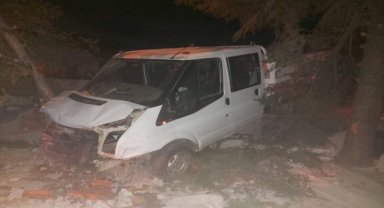 Kırşehir'de bahçe duvarına çarpan kamyonetin sürücüsü öldü