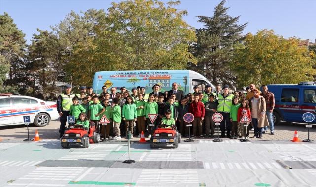 Kırşehir'de jandarma ilkokul öğrencilerine trafik eğitimi verdi