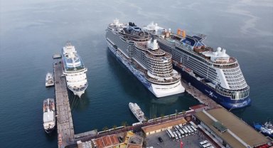 Kuşadası'na 3 kruvaziyer demirledi