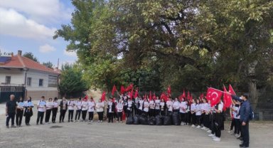 Lise öğrencileri ilçede çöp topladı