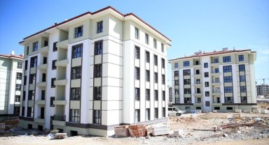 Malatya'daki deprem konutlarında dış cephe işlemleri yapılıyor