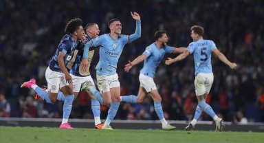 Manchester derbisini farklı kazanan City, zirve yarışına ortak olmaya devam etti