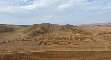 Merzifonlu çiftçi tarlasına traktörle "Cumhuriyet" yazdı