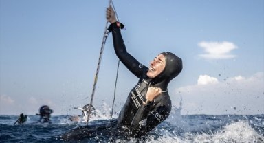 Milli sporcu Şahika Ercümen'den Cumhuriyet'in 100. yılında yeni dünya rekoru