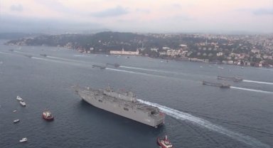 MSB, Türk donanmasının İstanbul Boğazı'ndaki resmigeçidinin gökyüzünden çekilen görüntülerini paylaştı