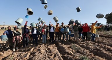 Nevşehir Valisi Ali Fidan, patates hasadında işçilerle "kova attı"