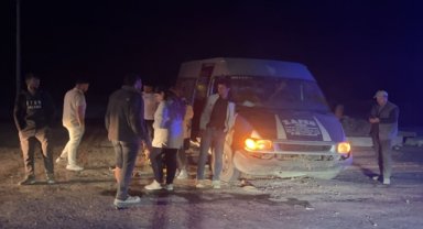 Nevşehir'de refüje çarpan minibüsteki 7 kişi yaralandı