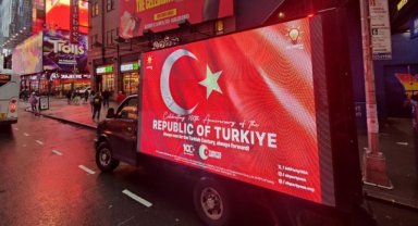 New York'ta, Cumhuriyet'in 100. yılı dolayısıyla Türk bayrağının yer aldığı dijital ilan kamyonları tur attı