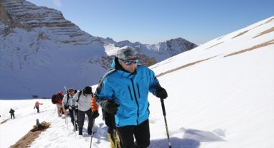 Niğde'de 100 dağcı Cumhuriyet'in 100. yılı kutlamaları kapsamında Aladağlar'a tırmandı