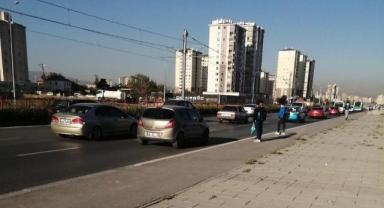 Okula gitmek için tramvay hattından geçen öğrenciler tehlike ile burun buruna geliyor