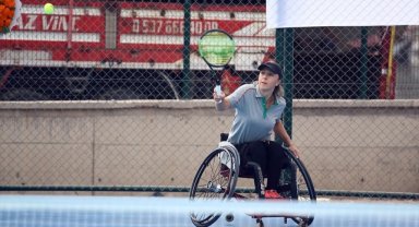 Omurilik felçli milli tenisçi Ebru Sulak'ın hayali, engelli çocukları sporla tanıştırmak