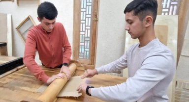 Özbekistan'da dut ağacı kabuğundan kağıt üretme tekniği yüzyıllardır yaşatılıyor