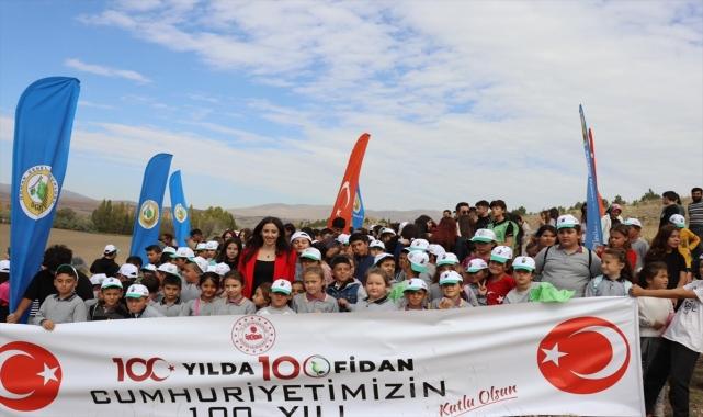 Özvatan'da Cumhuriyet'in 100. yılında 100 fidan toprakla buluşturuldu