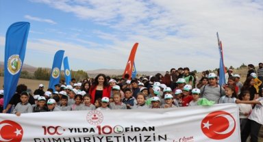 Özvatan'da Cumhuriyet'in 100. yılında 100 fidan toprakla buluşturuldu