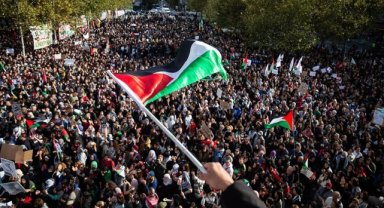 Paris'te toplanan on binlerce kişi İsrail-Filistin çatışmasının sona ermesi çağrısında bulundu