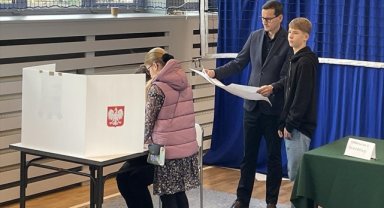 Polonya'da kesin olmayan sonuçlara göre mevcut iktidar parlamentoda çoğunluğu sağlayamıyor