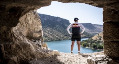 Red Bull sporcusundan Rumkale'de uçurum dalışı