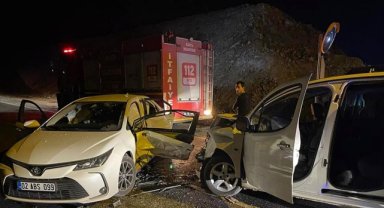 Şanlıurfa'da hafif ticari araç ile otomobilin çarpıştığı kazada 11 kişi yaralandı
