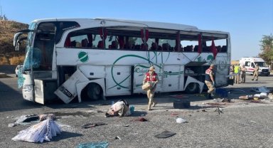 Şanlıurfa'da otomobille çarpışan otobüsün devrilmesi sonucu 2 kişi öldü, 25 kişi yaralandı
