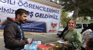 Şarkışla'da polisler üniversite öğrencilerine kek ve meyve suyu ikram etti 