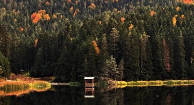Sinop'un turizm merkezlerinden Akgöl, ziyaretçilerine sonbaharın güzelliğini yaşatıyor