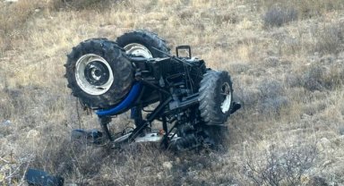 Sivas'ta devrilen traktörün sürücüsü hayatını kaybetti 