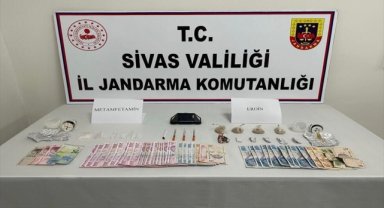 Sivas'ta elektrik lambaları içerisine gizlenmiş uyuşturucuyla ilgili 3 şüpheli yakalandı