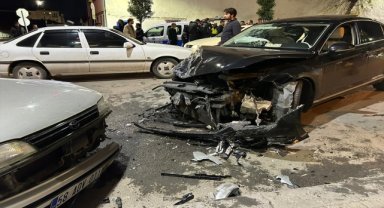 Sivas'ta, hafif ticari araç ile otomobilin çarpışması sonucu 4 kişi yaralandı