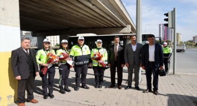 Sivas'ta halk otobüsü şoförlerinden trafik polislerine "çiçekli" teşekkür