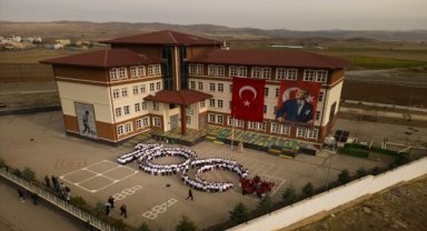 Sivas'ta öğrenciler Cumhuriyet'in ilanını duyuran temsili gazete dağıttı