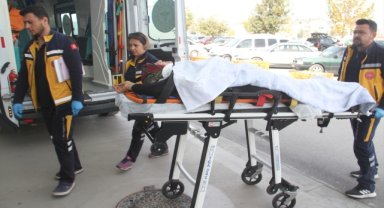 Sokak köpeklerinden kaçarken bisikletten düşen yaşlı kadın ağır yaralandı