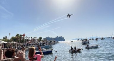 SOLOTÜRK Bodrum semalarında gösteri uçuşu yaptı