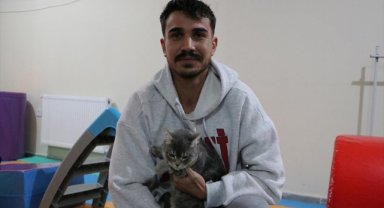 Sosyal medya paylaşımlarıyla sokaktaki kedi ve köpekleri sahiplendiriyor