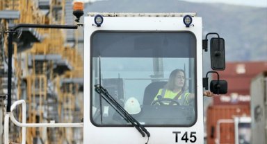 Temizlik görevlisi olarak başladığı limanda tonlarca ağırlıktaki yükleri taşıyor