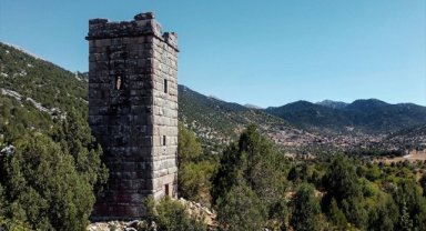 Toros Dağları'ndaki Ceceler Kulesi yıllara meydan okuyor