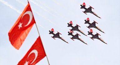 Türk Yıldızları, İzmir'de selamlama uçuşu yaptı