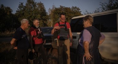 Ukrayna'da saldırıya uğrayan yerleşim birimlerindeki siviller tahliye ediliyor