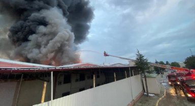 Uşak'ta tekstil fabrikasında çıkan yangına ekiplerce müdahale ediliyor