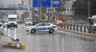 Van'da sağanak nedeniyle bazı ev ve iş yerlerini su bastı