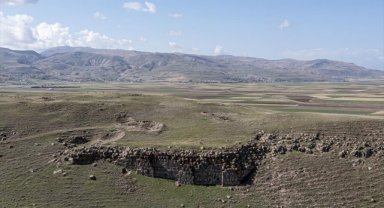 Van'daki Körzüt Kalesi'nde tapınak olduğu değerlendirilen yapı ve kitabeler ortaya çıkarıldı