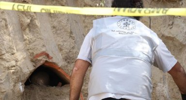 Yalova'da Roma döneminden kalma kadın iskeleti bulunan küp mezar gün ışığına çıkarılıyor