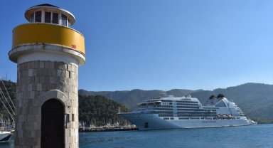 Yolcu gemisi "Seabourn Encore" Marmaris Limanı'na demirledi