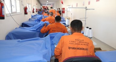 Yozgat'ta hükümlüler ceza infaz kurumunun atölyesinde hastane kıyafeti üretiyor