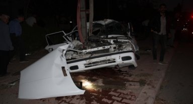 Yunak'ta elektrik direğine çarpan araçta 4 kişi yaralandı