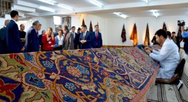 2. Abdülhamit'in Lahey'deki Barış Sarayı'na hediye ettiği Hereke halısı onarılıyor