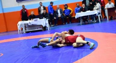 2.Geleneksel Reşit Karabacak Güreş Turnuvası’nda Nefes Kesen Mücadele