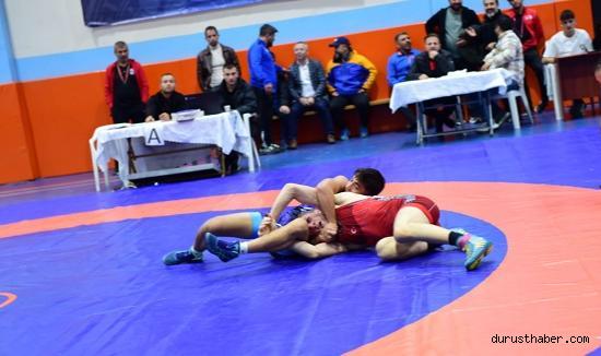 2.Geleneksel Reşit Karabacak Güreş Turnuvası’nda Nefes Kesen Mücadele