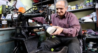 2001 krizinde fabrikası kapanan ayakkabıcı 5 metrekarelik iş yerinde tamircilik yapıyor